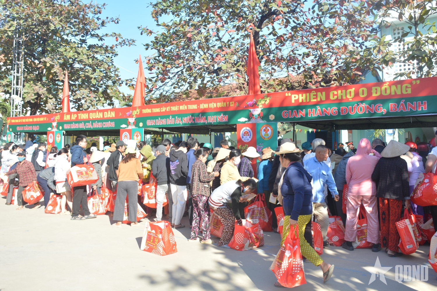 Ấm áp “Phiên chợ 0 đồng” nơi vùng lũ Bắc Nha Trang